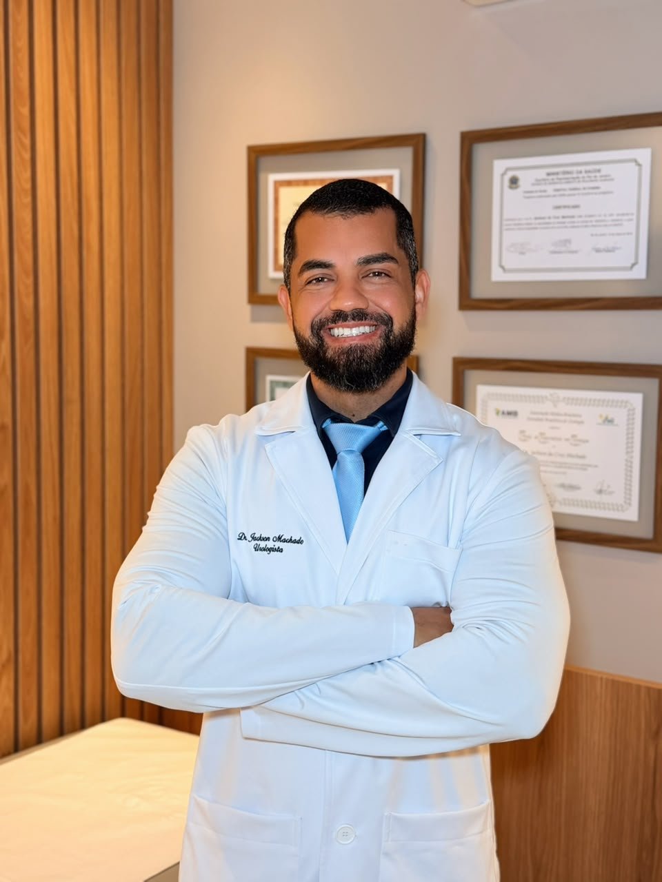 Dr. Jackson Machado, urologista, em seu consultório